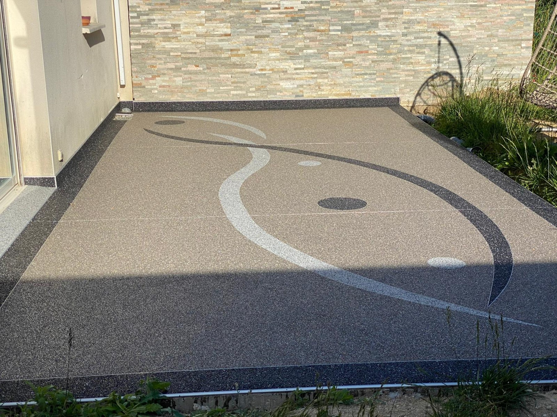 Réalisation d'une terrasse en résine de marbre